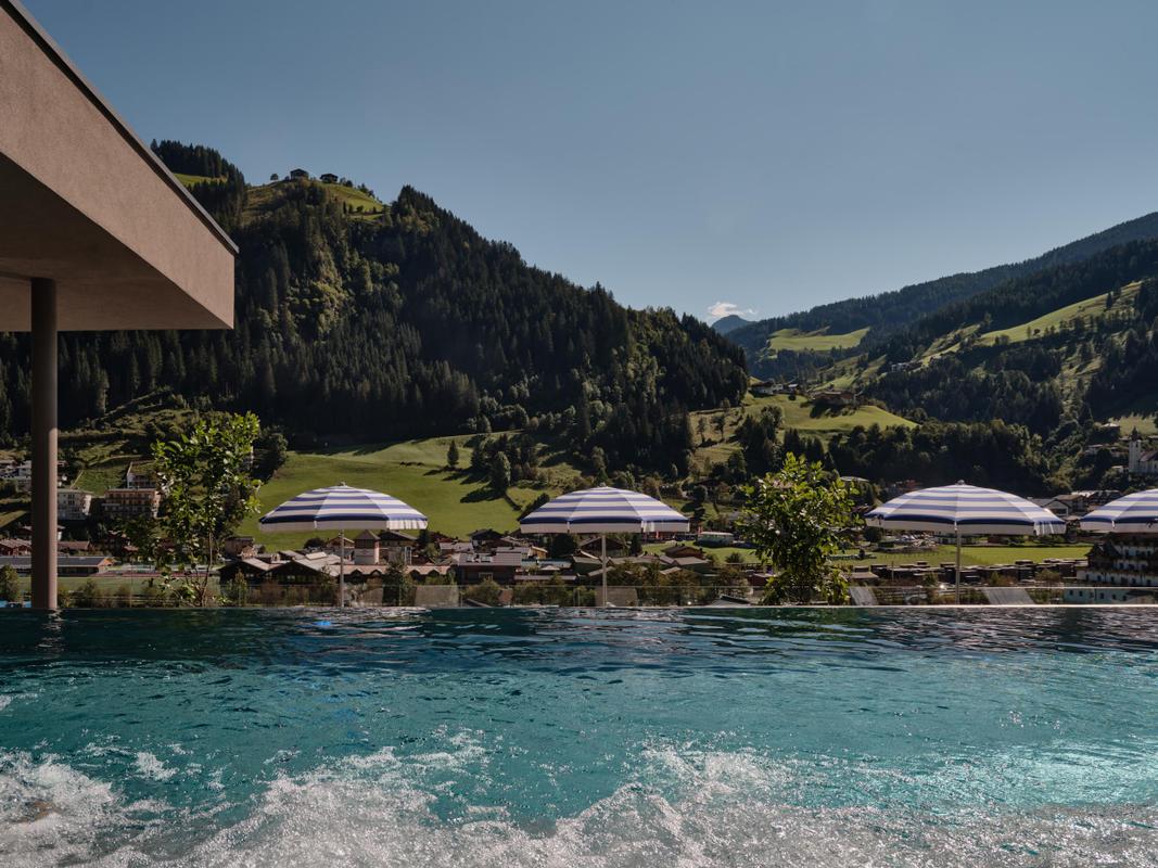 DAS EDELWEISS new pool mountains view