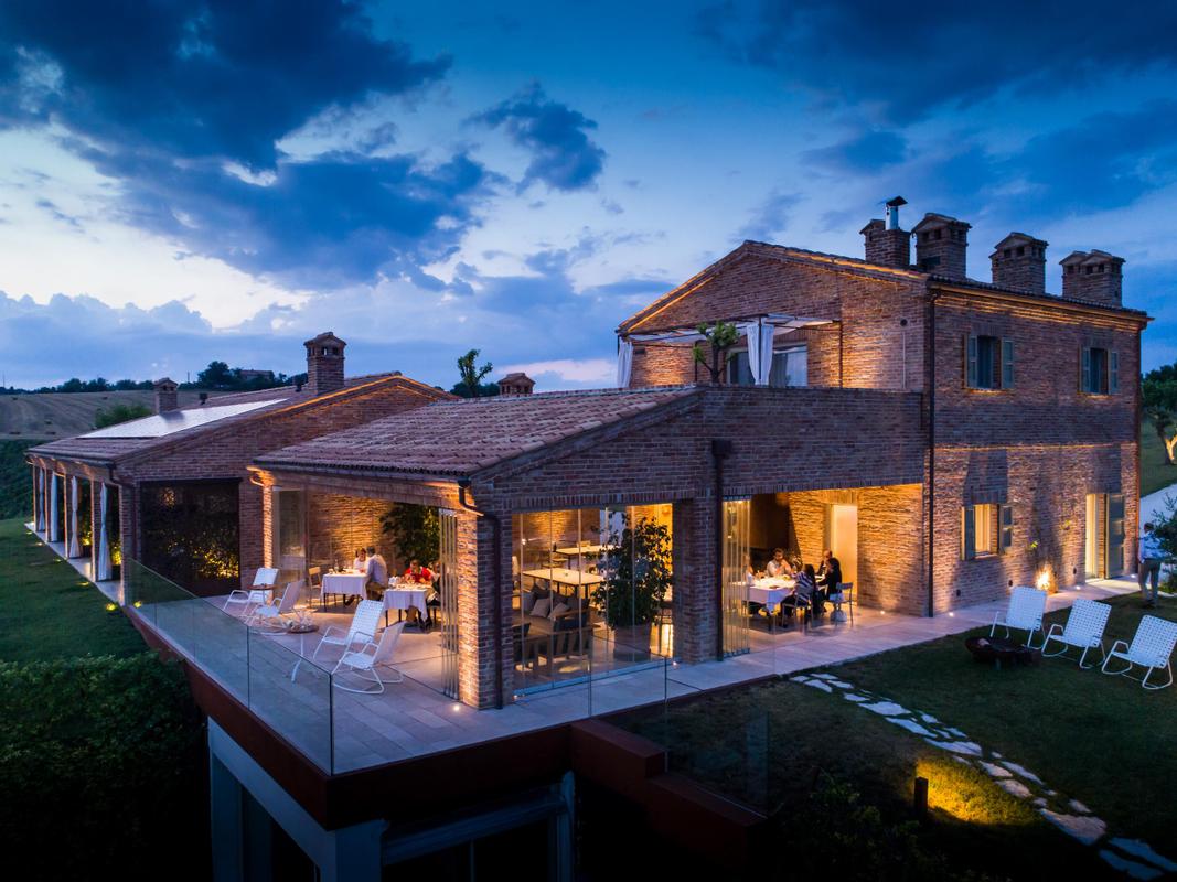 Filodivino_Exterior Farmhouse at Night