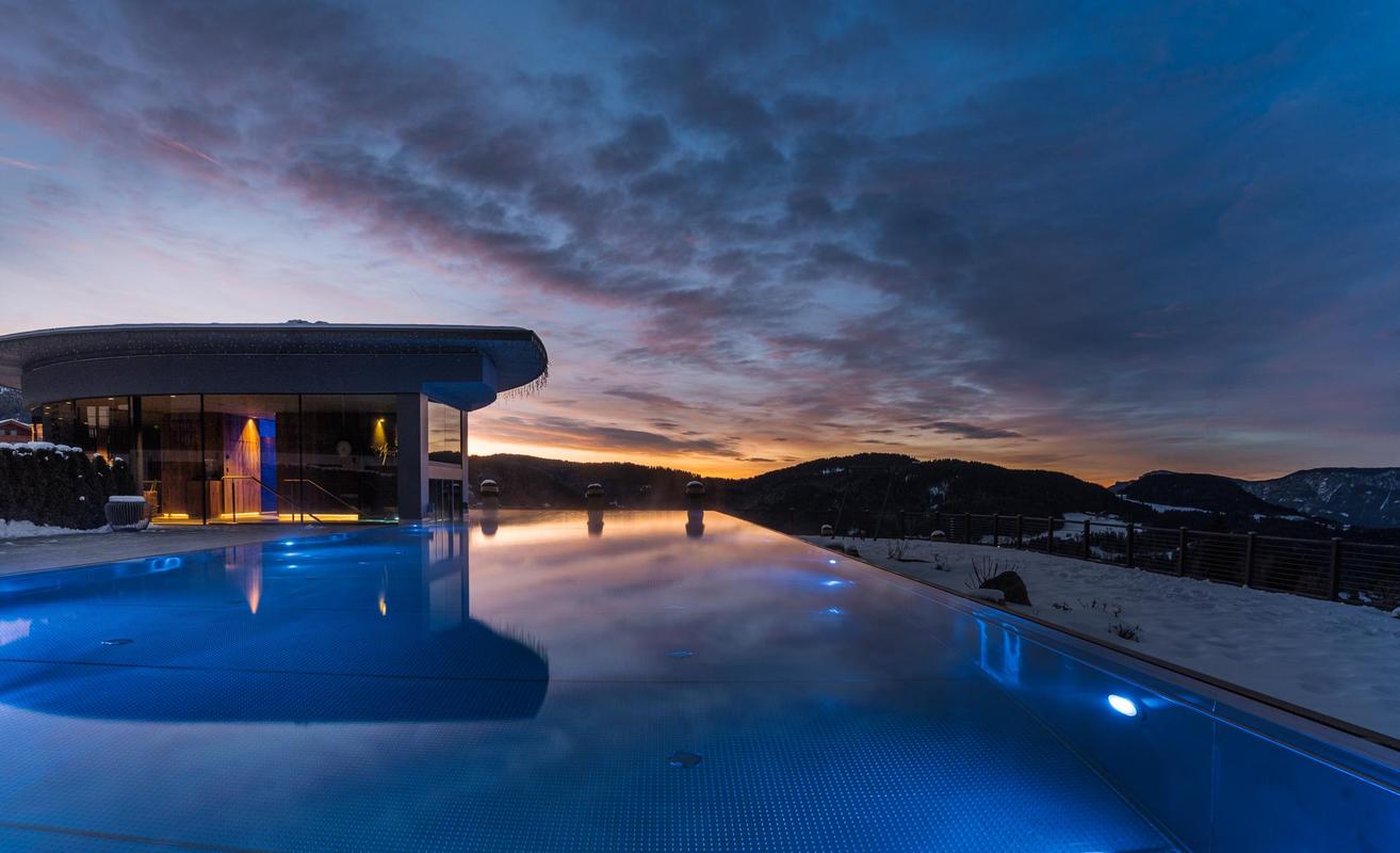 Chalet Mirabell_Pool during sunset