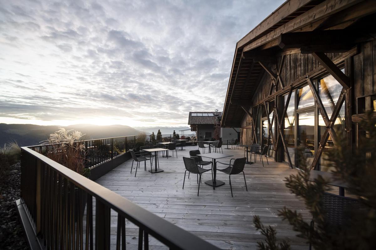 Gfell_Exterior Summer Terrace in Evening