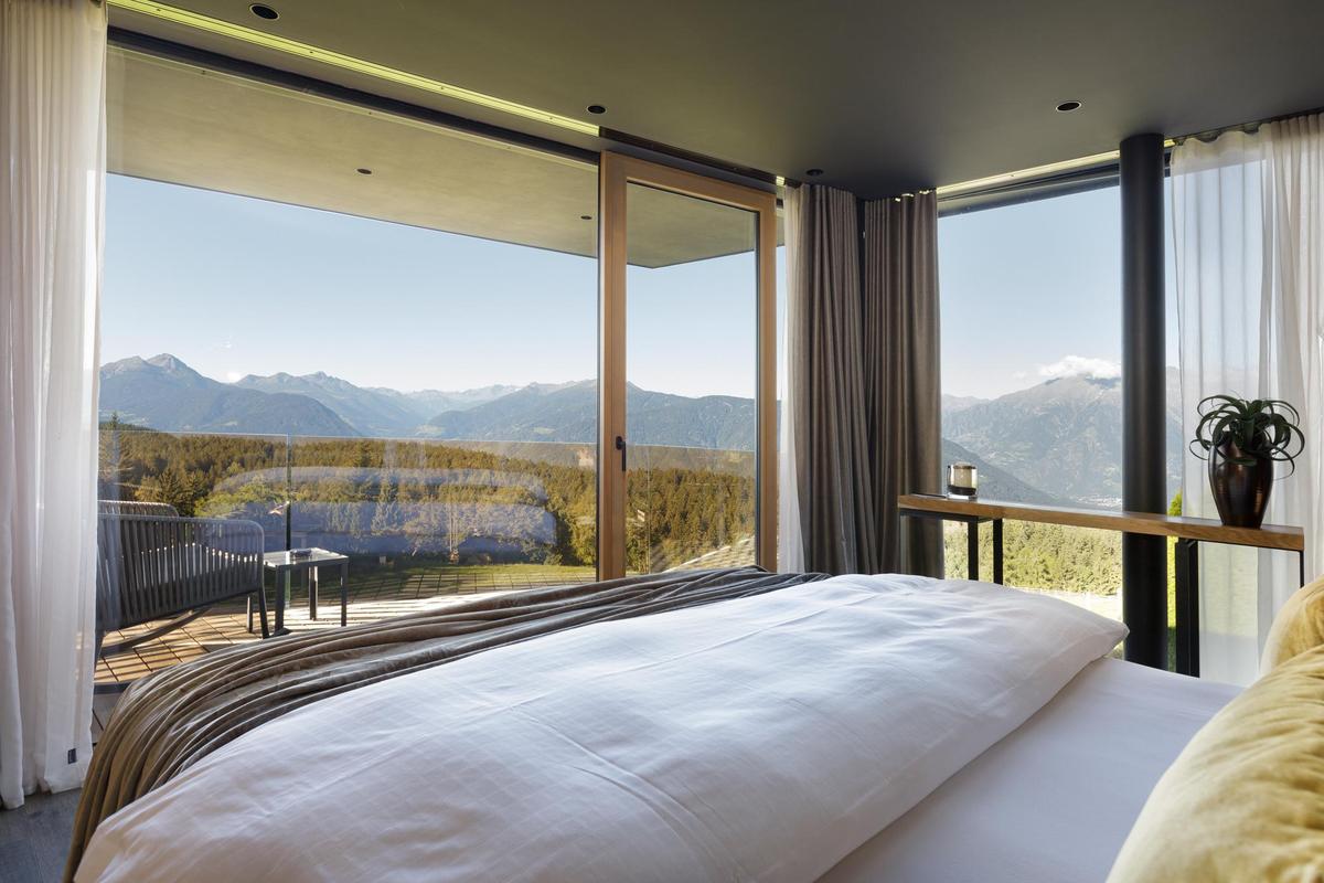 BergVillen_Suite with glass facade