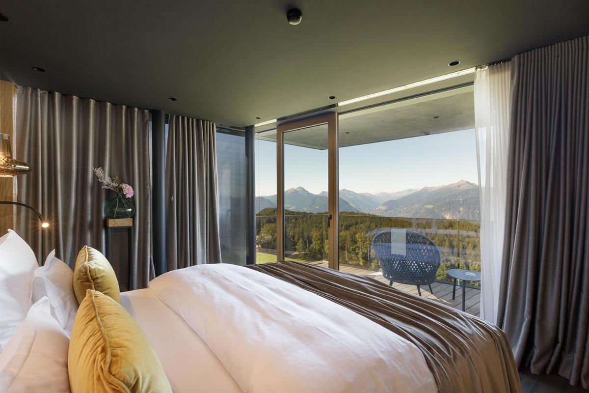 BergVillen_Suite with glass facade from side
