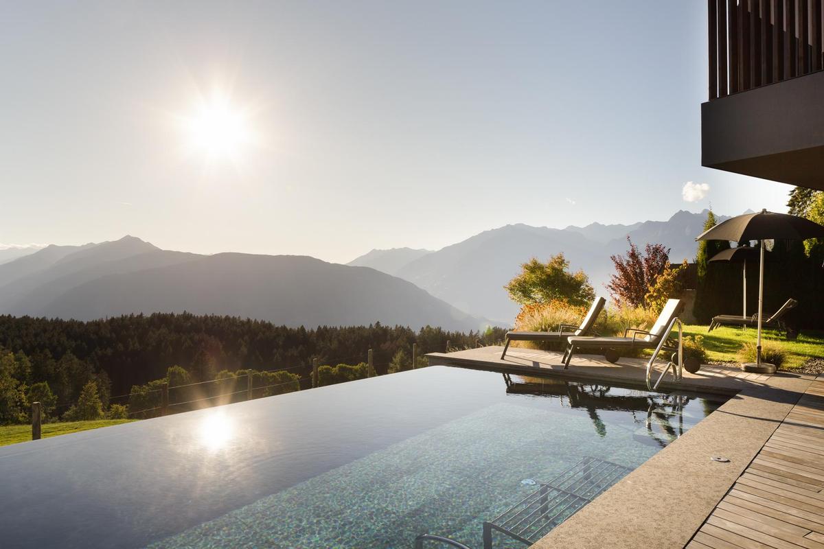 BergVillen_sun lounger and pool during sunset