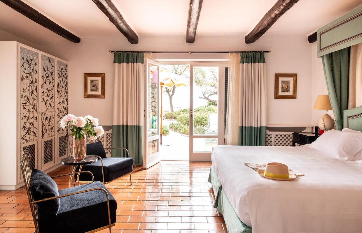 Hotel Il Pellicano suite iconic bedroom