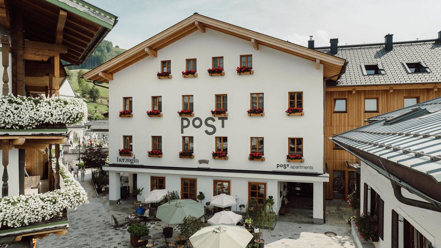 Post Maria Alm_Facade with flowers