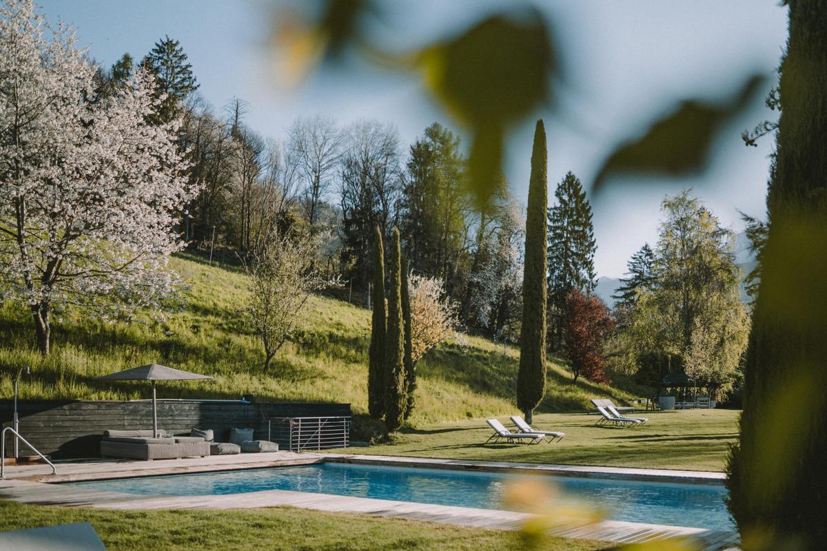 Küglerhof_Pool with loungers