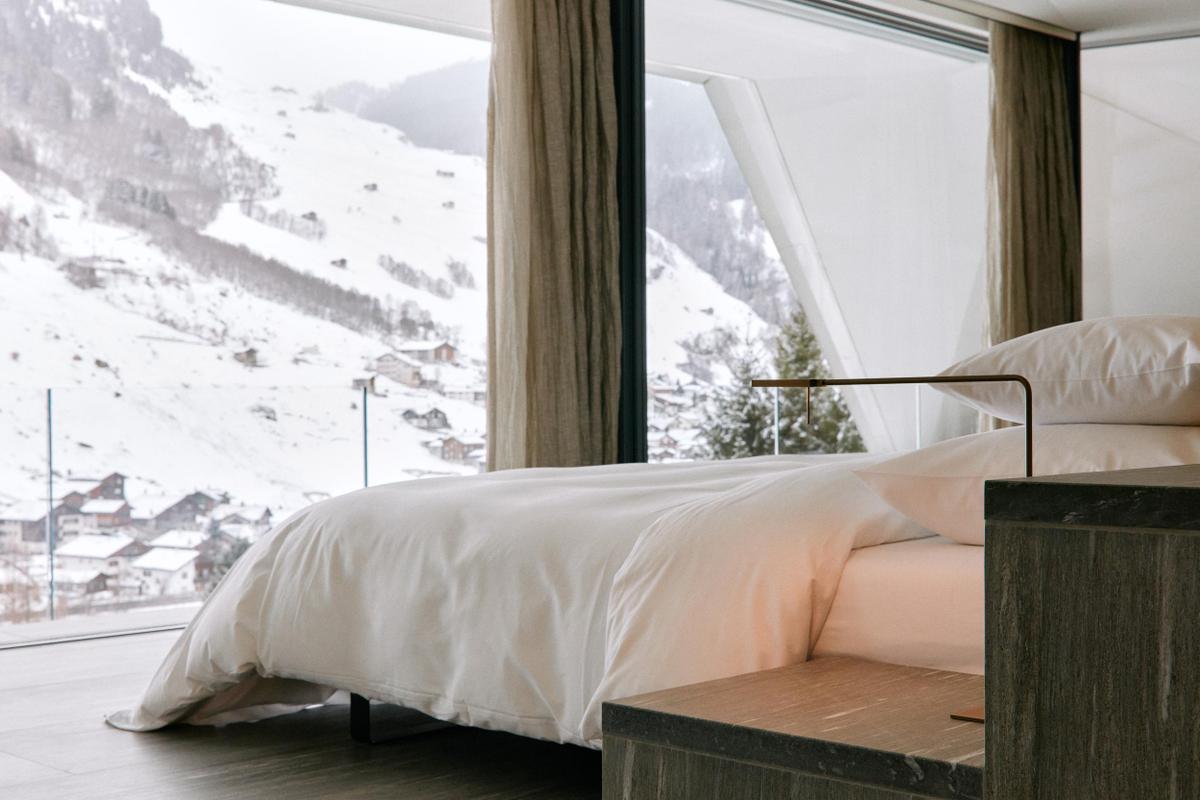 7132 Hotel bedroom with mountain views in wintertime
