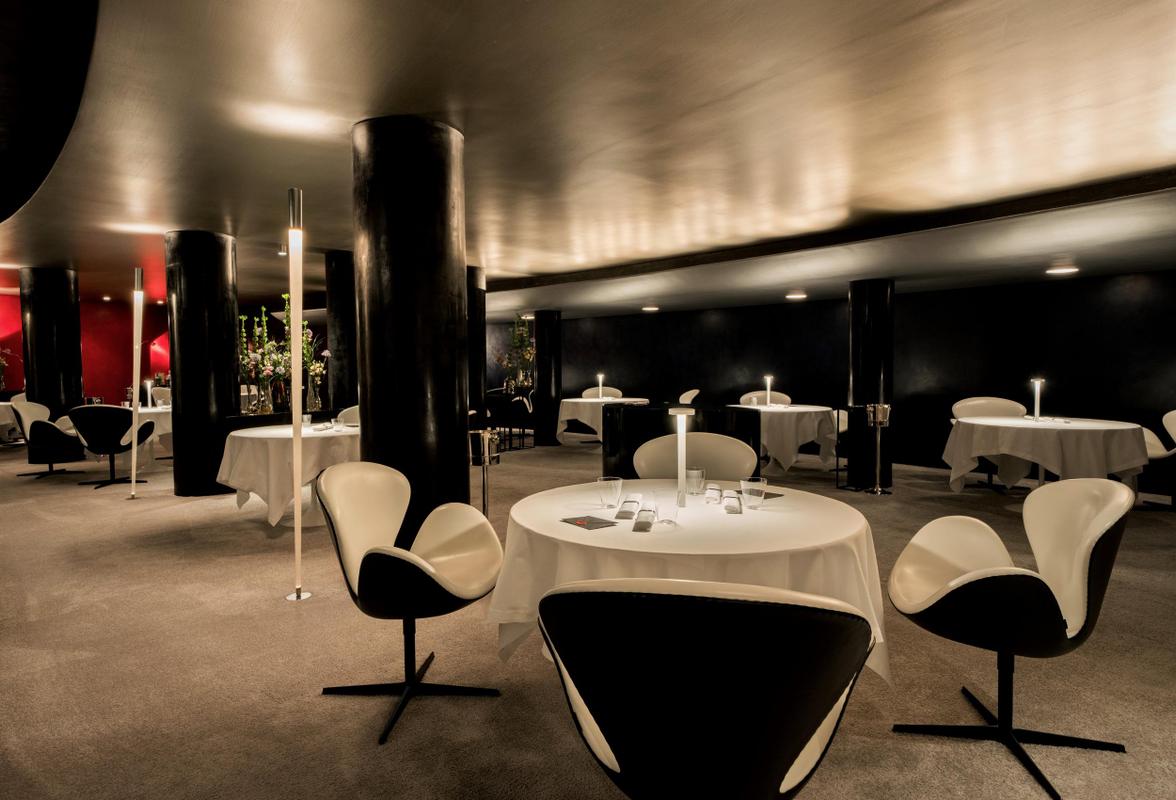 7132 Hotel restaurant setting