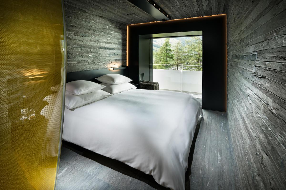 7132 Hotel dark bedroom with stones