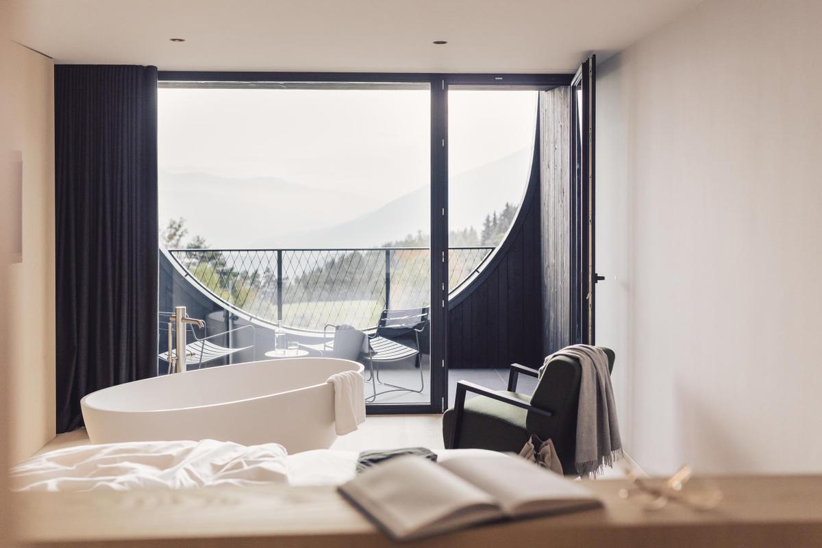 Milla Montis_bath tub with views