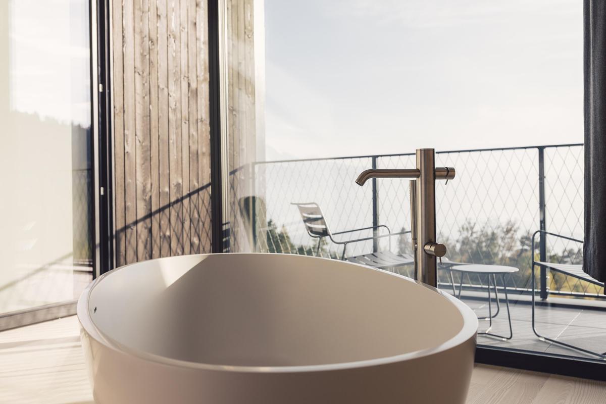Milla Montis_Room with bathtub and terrace