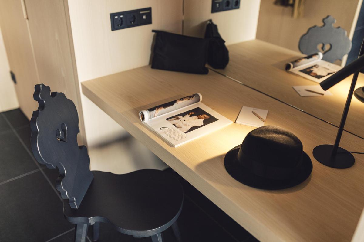 Milla Montis_desk with magazine