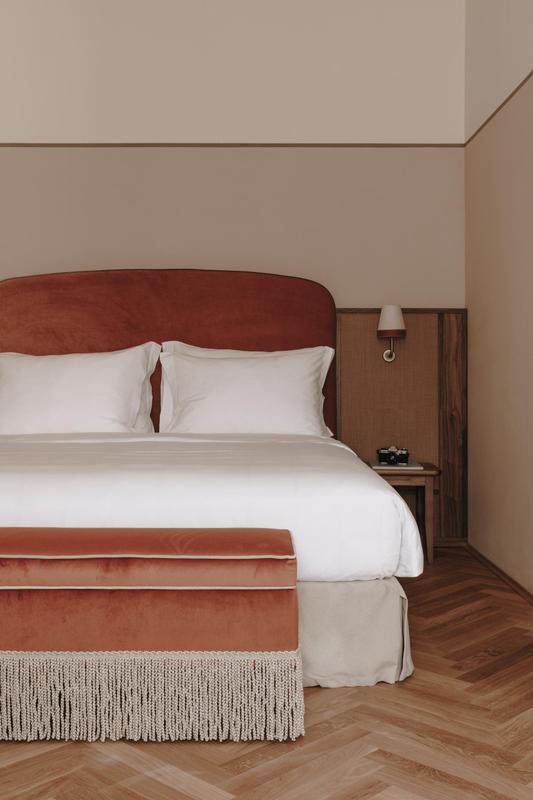 Parkhotel Mondschein peach bedroom