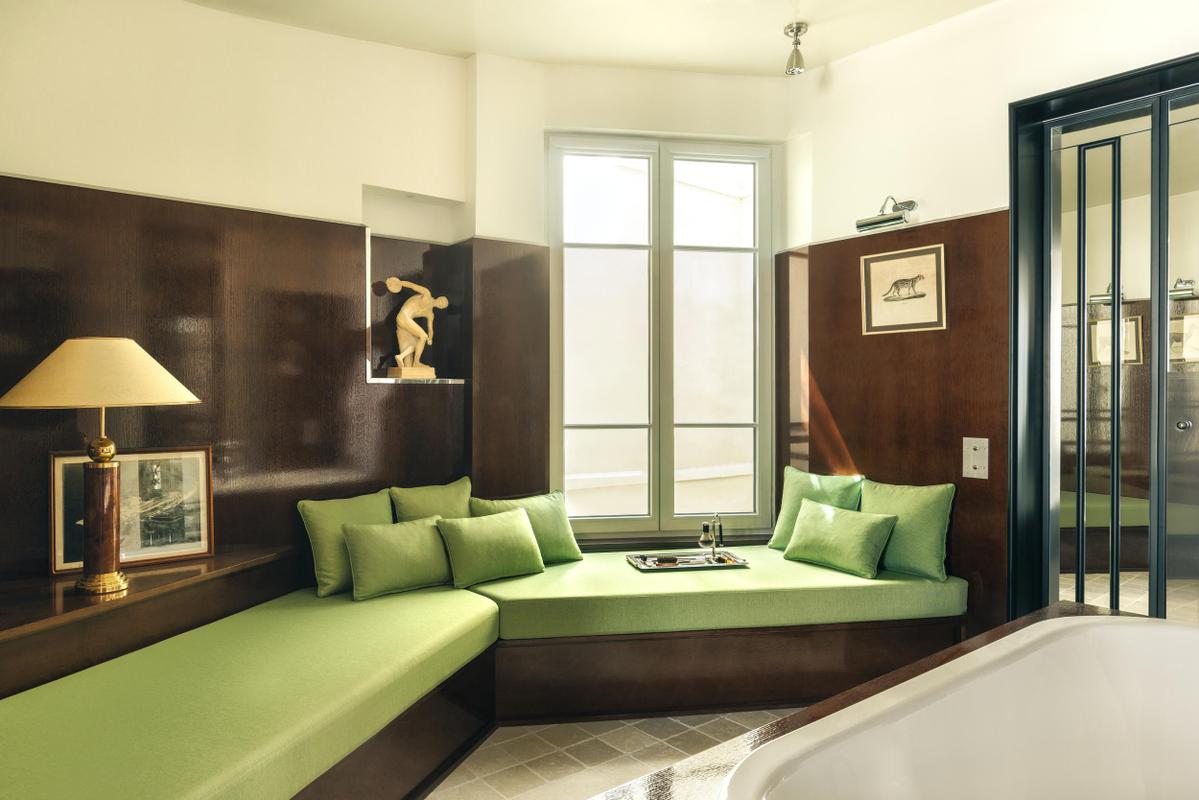 Cinabre Suites_Green sofa with set from far away