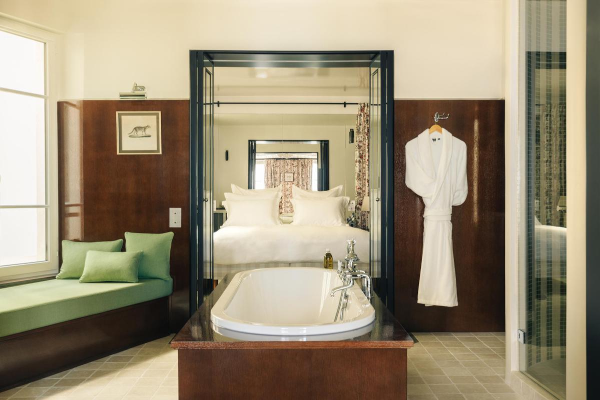 Cinabre Suites_Green room with bathtub and robe