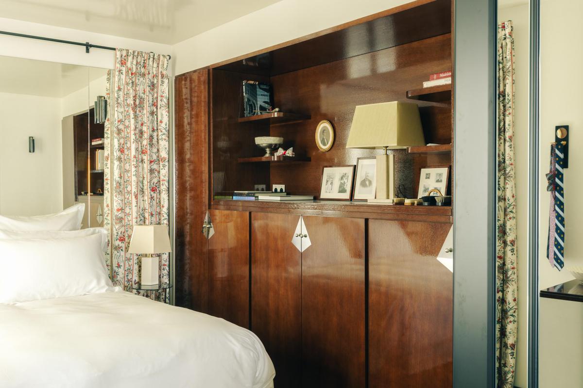 Cinabre Suites_Green room. Bed with side storage