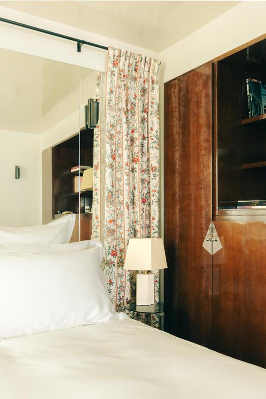 Cinabre Suites_Green room. Bed with side storage and lamp