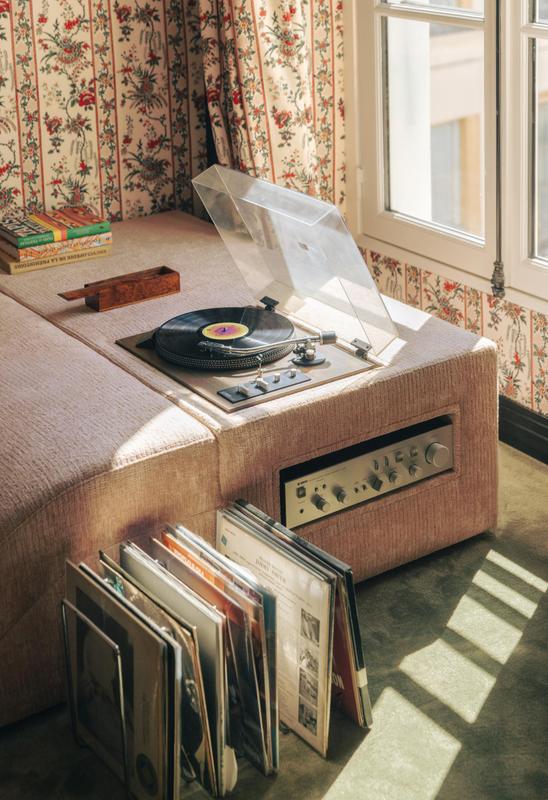 Cinabre Suites_Green room. Interiors. Blue room with music player