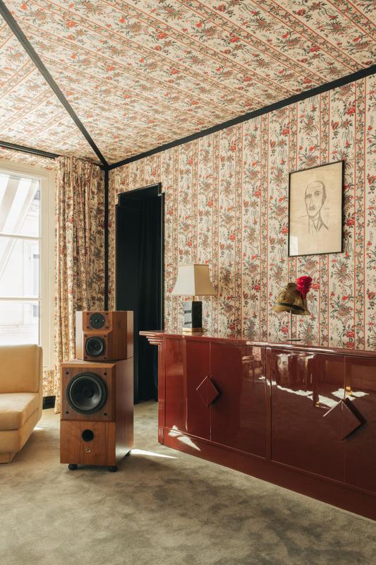 Cinabre Suites_Green room. Interiors. Room with wallpaper and speaker