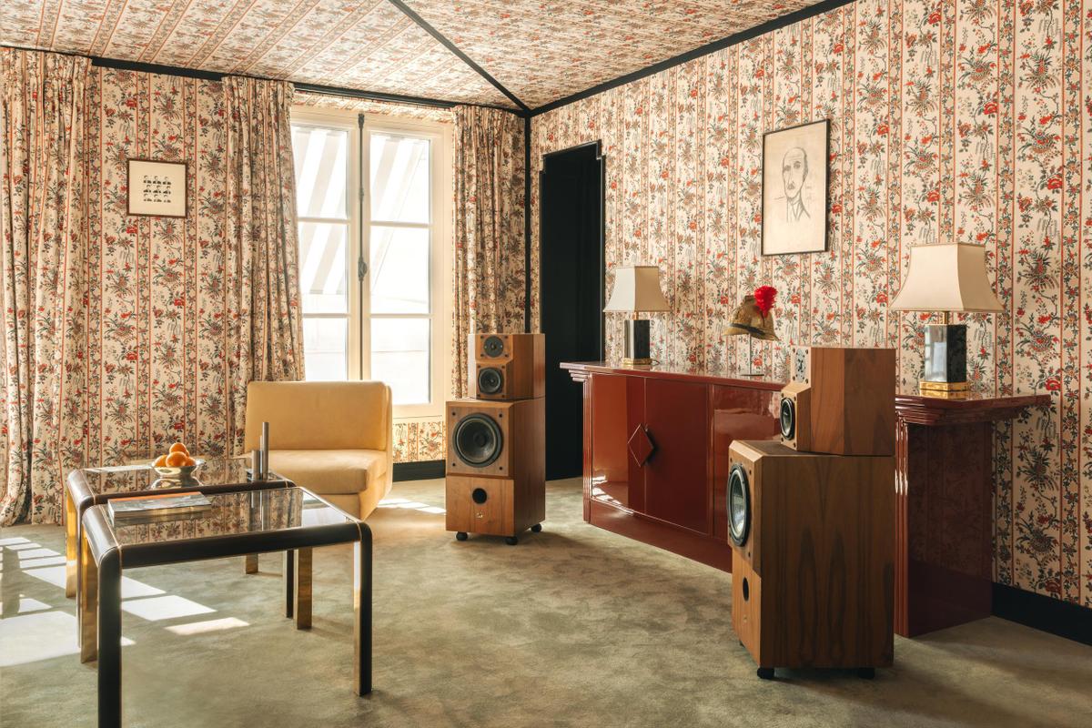 Cinabre Suites_Green room. Interiors. Room with wallpaper and two speaker