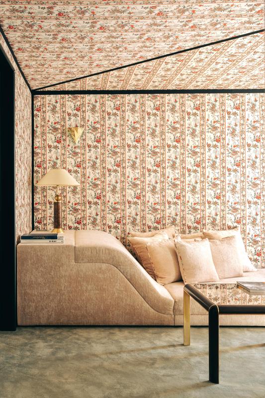 Cinabre Suites_Green room. Interiors. Room with coloured wallpaper and sofa