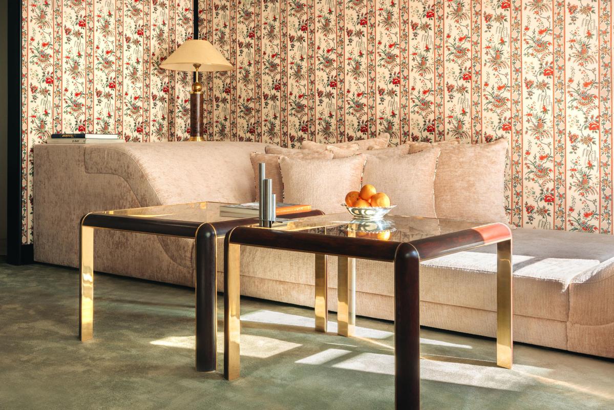 Cinabre Suites_Green room. Interiors. Room with coloured wallpaper and sofa and coffee table
