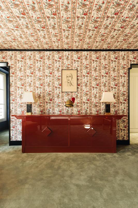 Cinabre Suites_Green room. Interiors. Room with coloured wallpaper with sideboard