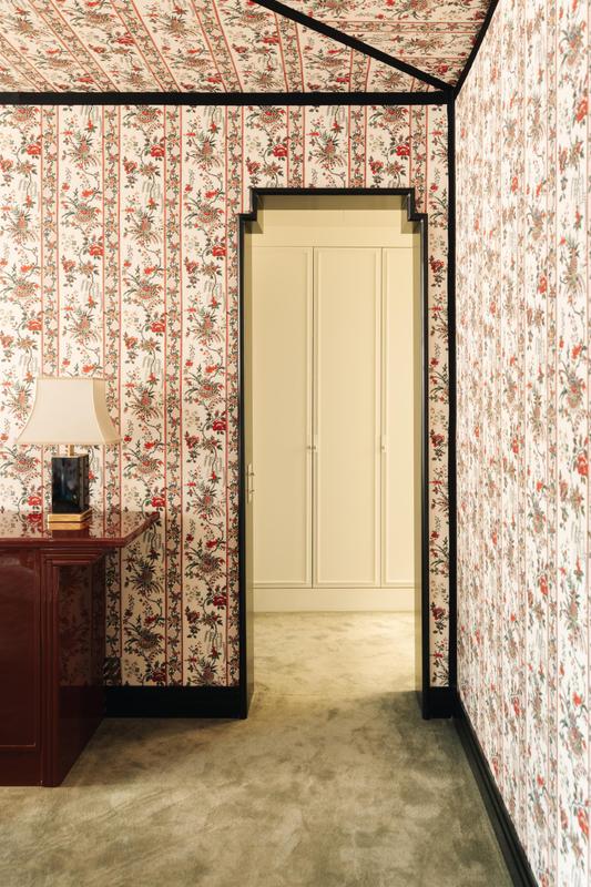 Cinabre Suites_Green room. Interiors. Room with coloured wallpaper and entrance