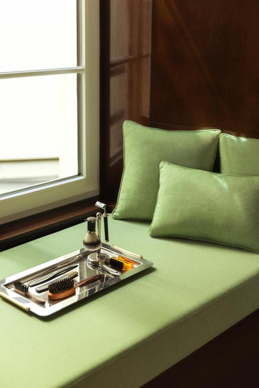 Cinabre Suites_Green sofa with set