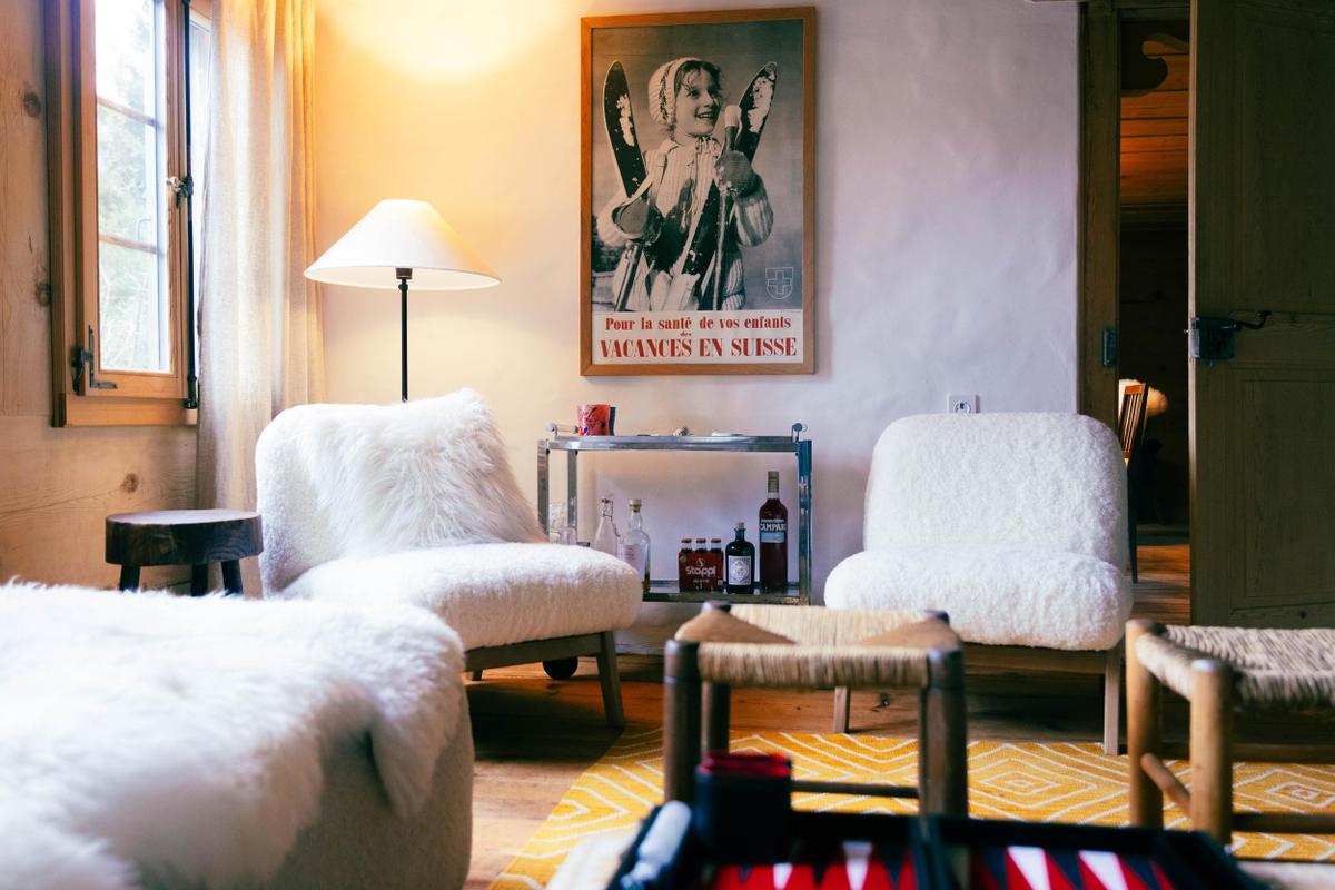 Nils Grubba_Le Chalet Saanen_salon with painting in horizontal
