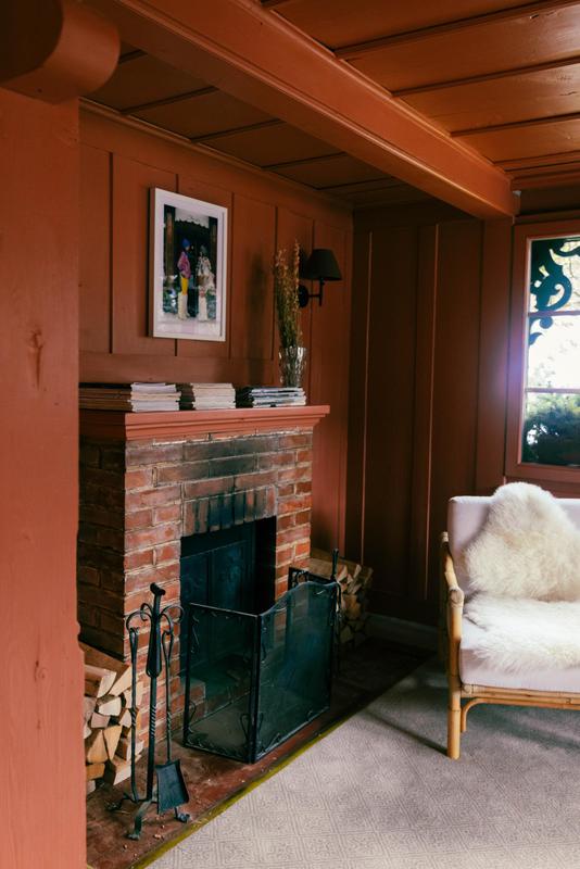 Nils Grubba_Le Chalet Saanen_pink room with fireplace