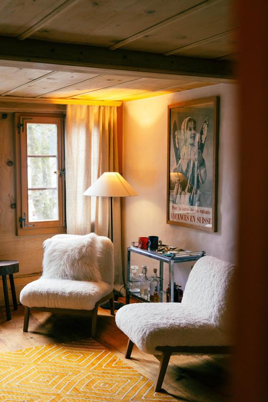 Nils Grubba_Le Chalet Saanen_salon with two lounge chairs