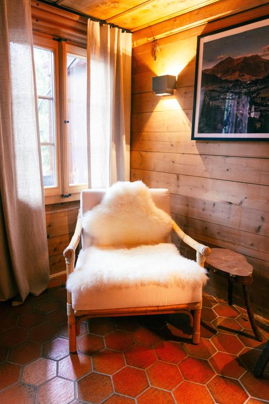 Nils Grubba_Le Chalet Saanen_side entrance with lounge chair