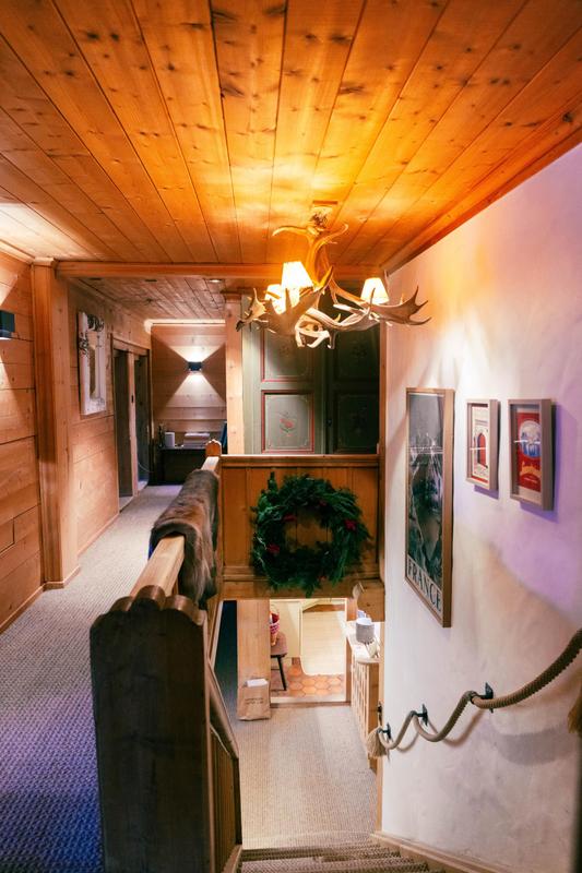Nils Grubba_Le Chalet Saanen_top floor coridor