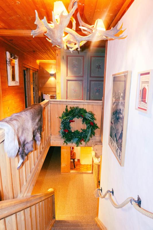 Nils Grubba_Le Chalet Saanen_entry room with stairs