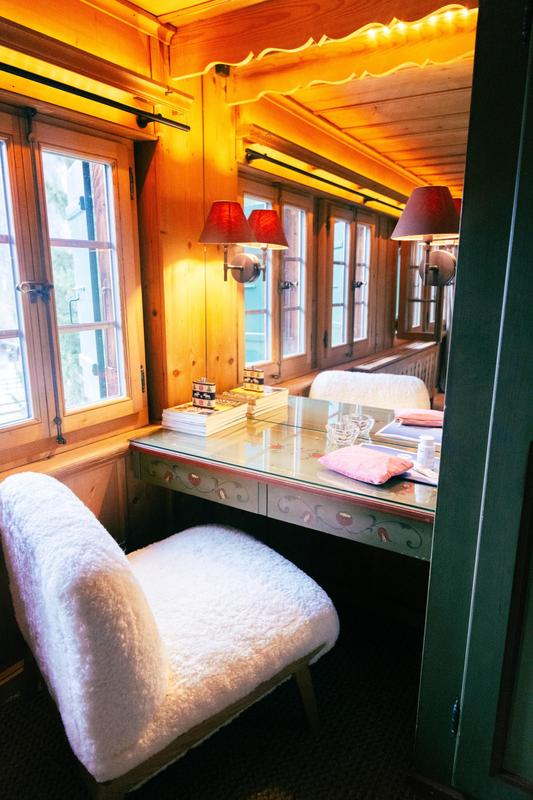 Nils Grubba_Le Chalet Saanen_bedroom front with desk
