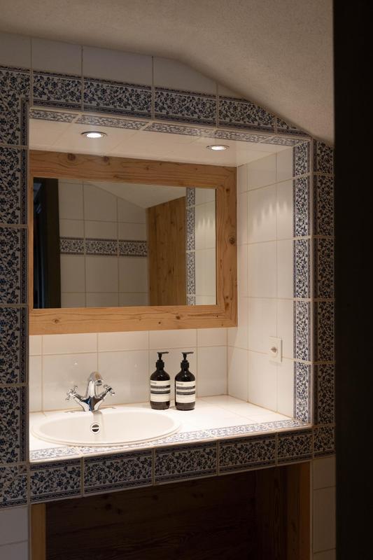 Nils Grubba_Le Chalet Saanen_bathroom front detail