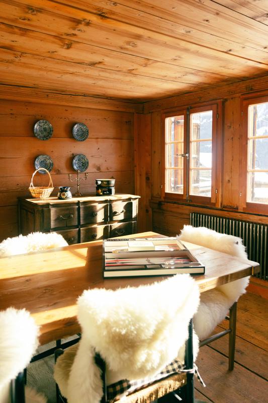 Le Chalet Lion Rouge_Nils Grubba_dining table with game