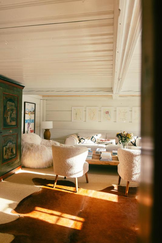 Le Chalet Lion Rouge_Nils Grubba_White salon with lounge chair