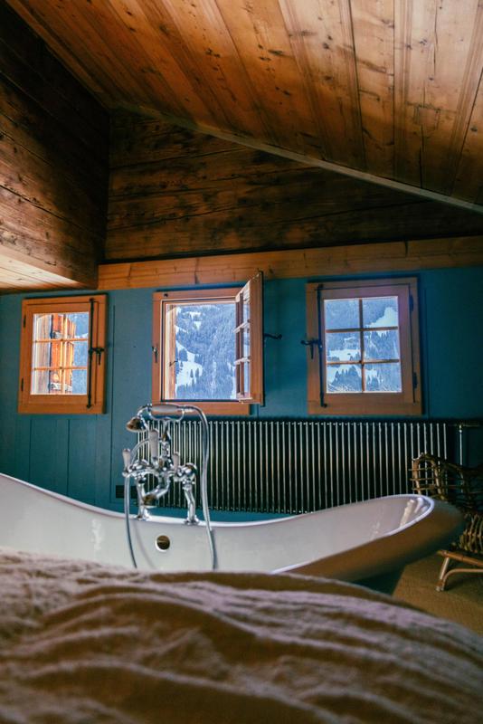 Le Chalet Lion Rouge_Nils Grubba_large bedroom with bathtub