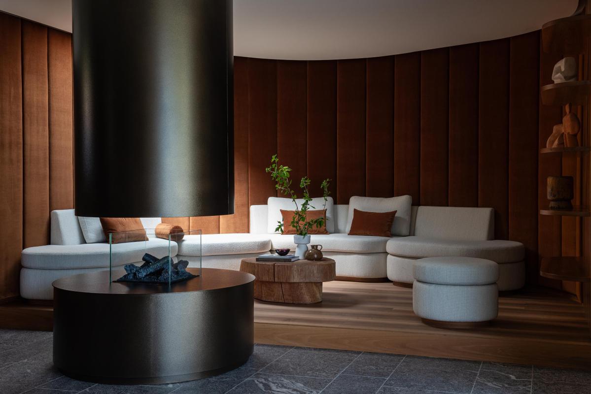 Spazio 46. Lounge area with full sofa