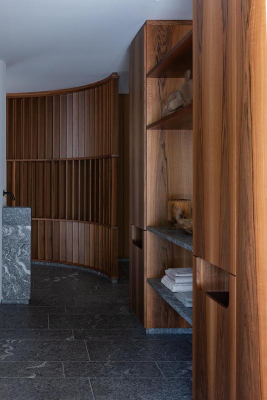 Spazio 46. Lounge area with cherry wood
