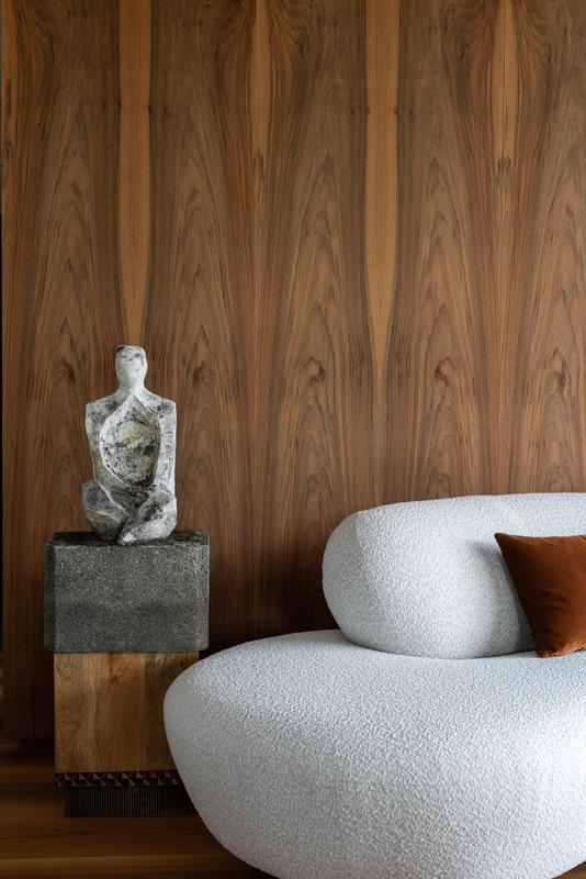 Spazio 46. Salon with sofa and statue