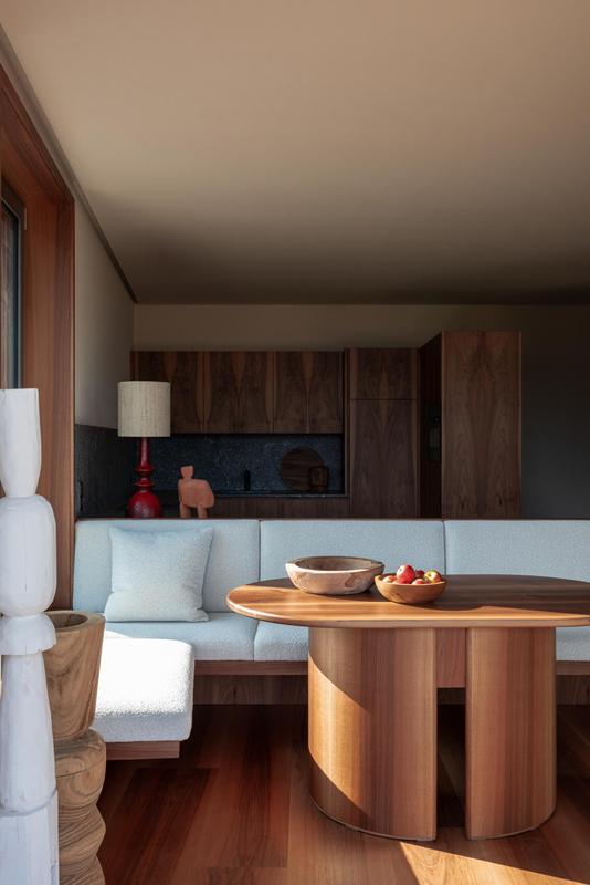 Spazio 46. Salon with dining table