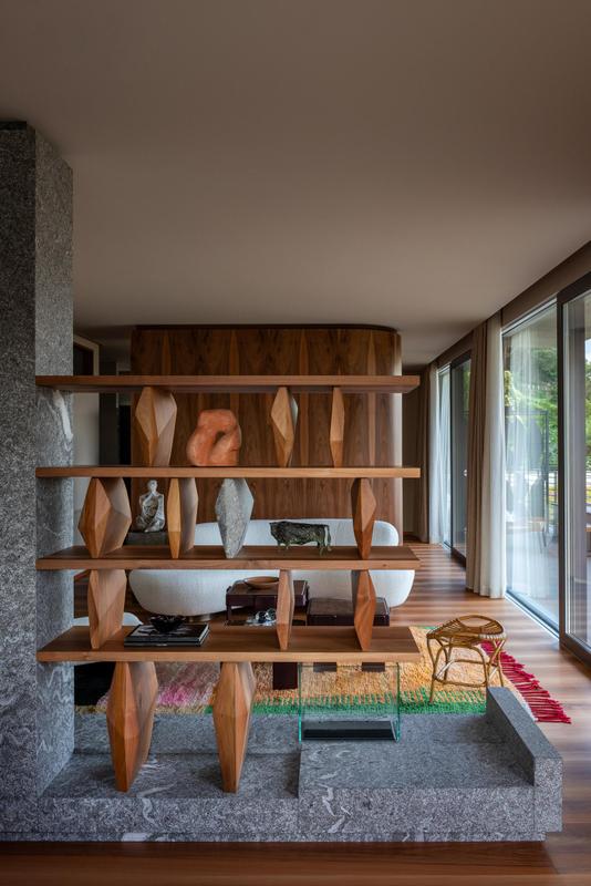 Spazio 46. Salon with wooden shelve