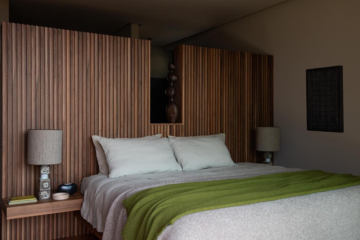 Spazio 46. Bedroom with head board