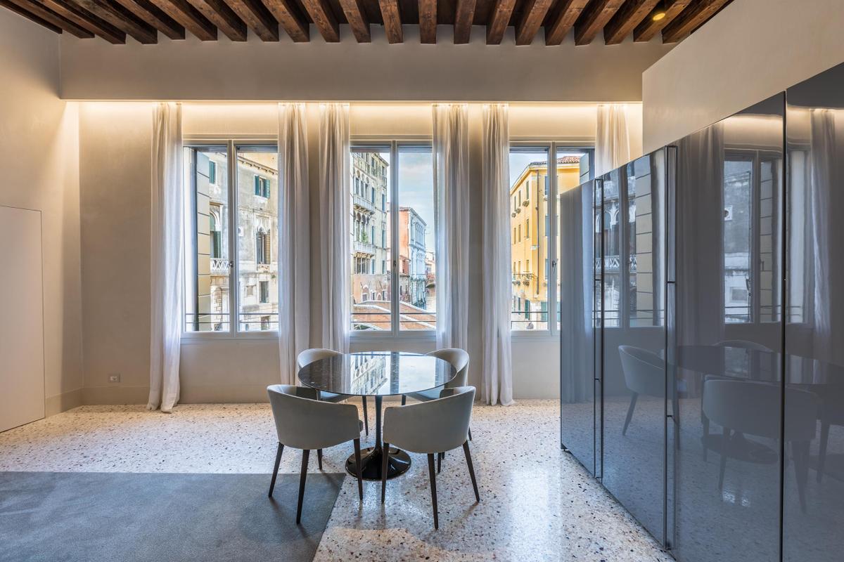 Palazzo Morosini_Apartments with dining table and chairs