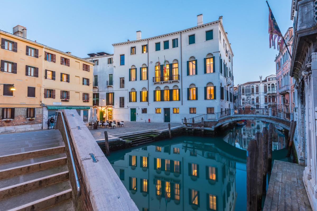 Palazzo Morosini_Piazza in the evening