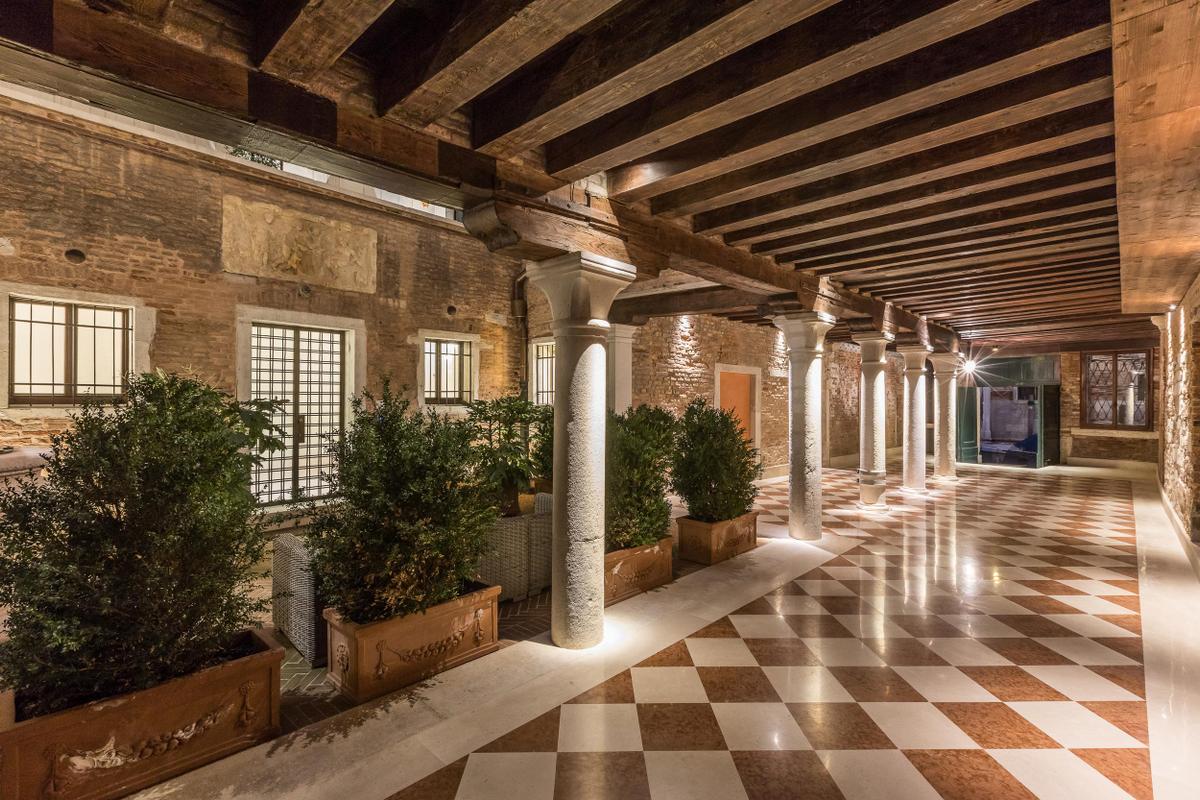 Palazzo Morosini_Lobby by night