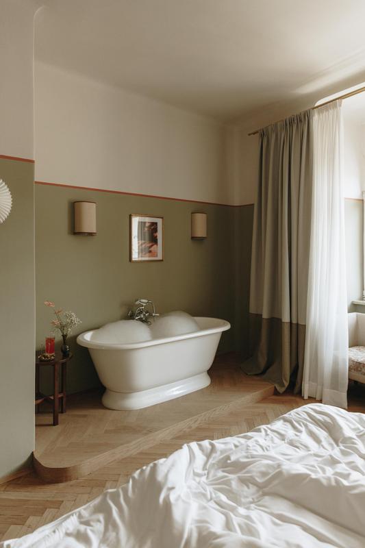 Parkhotel Mondschein bedroom bathtub
